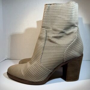 Hinge DAPHNE Boots Taupe Side Zip Perforated Booties Block Heel Leather Sz 8.5 M